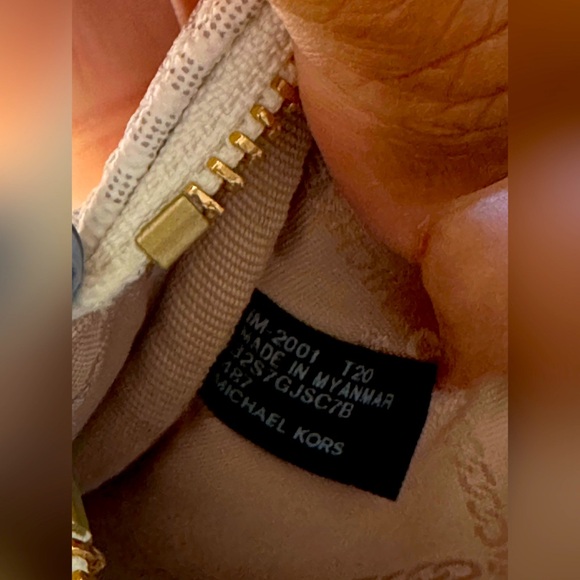 MICHAEL KORS Signature Logo Crossbody - Picture 7 of 7